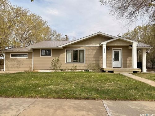 211 Pangman Street, Outlook, SK, S0L2N0 | Card Image
