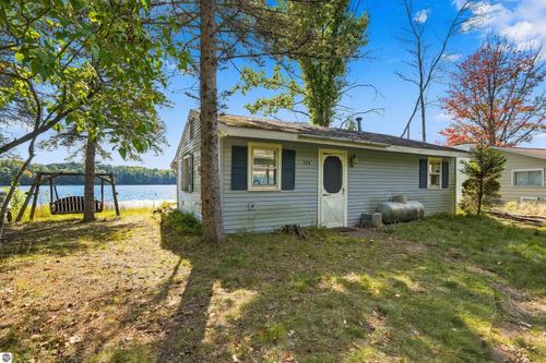 524 Island View Dr, Traverse City, MI, 49696-9257 | Card Image