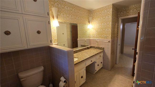 Guest / Hall Bath | Image 38