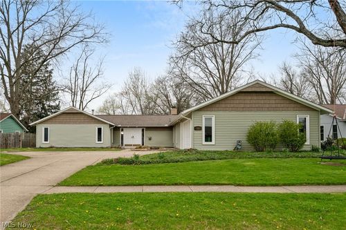 540 Crossbrook Dr, Berea, OH, 44017-2237 | Card Image