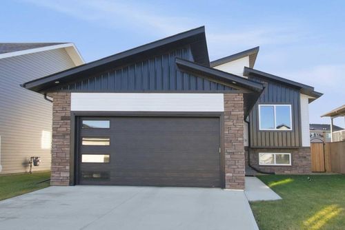 69 Mackenzie Ave, Lacombe, AB, T4L0H9 | Card Image