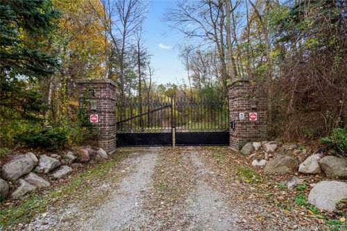 2631 Lakeville Rd, Oxford, MI, 48370-2427 | Card Image