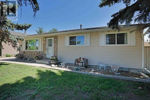 40 12 St W, Brooks, AB, T1R0C7 | Card Image
