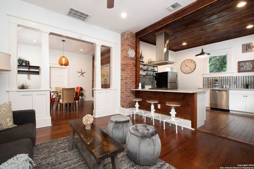 101 Muncey, San Antonio, TX, 78202-2319 | Card Image