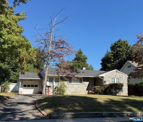 137 Columbus Dr, Tenafly, NJ, 07670-1635 | Card Image