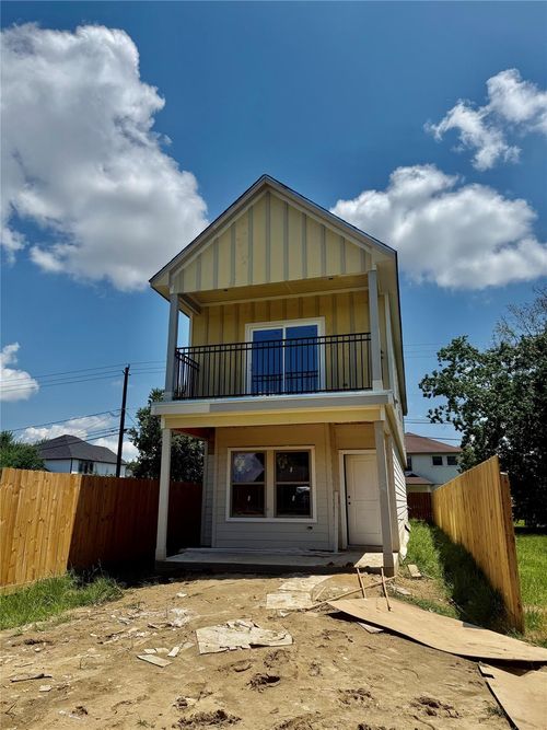 421 S Nugent St, La Porte, TX, 77571-5619 | Card Image