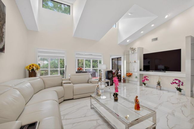 6858 Fountains Cir, Condo with 3 bedrooms, 3 bathrooms and null parking in Lake Worth FL | Image 25