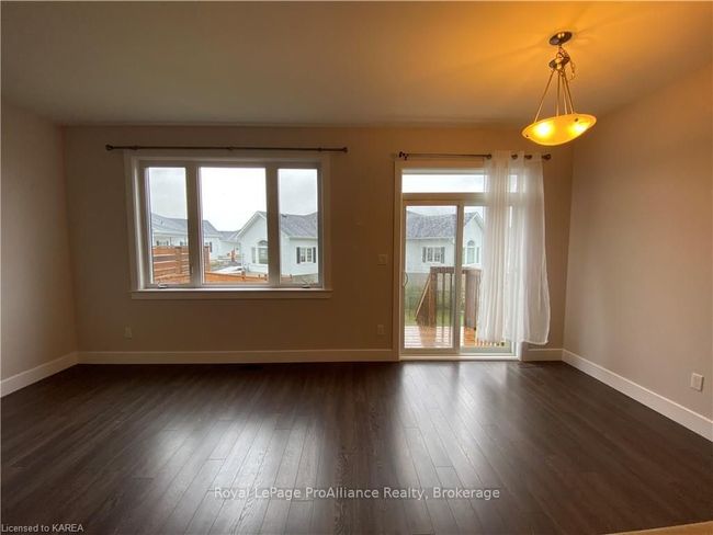 201 Pratt Dr, House attached with 3 bedrooms, 2 bathrooms and 3 parking in Amherstview ON | Image 12