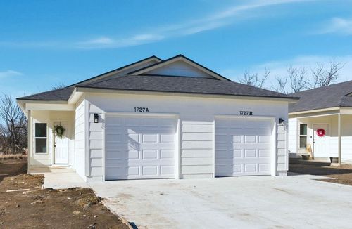 1727 N Main St, Rose Hill, KS, 67133-1501 | Card Image