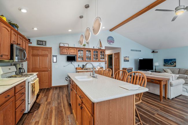 Main floor kitchen | Image 10