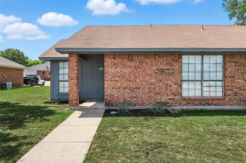 1735 Creekview Dr, Glenn Heights, TX, 75154-8627 | Card Image