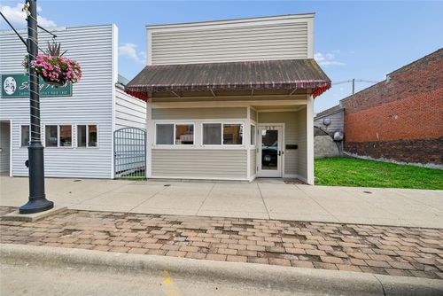 717 12th St, Belle Plaine, IA, 52208-1720 | Card Image