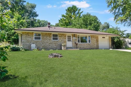 936 Birchwood Dr, West Bend, WI, 53095-4704 | Card Image