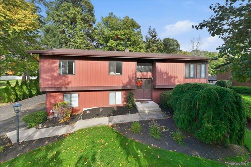 28 Peach St, Nanuet, NY, 10954-3757 | Card Image