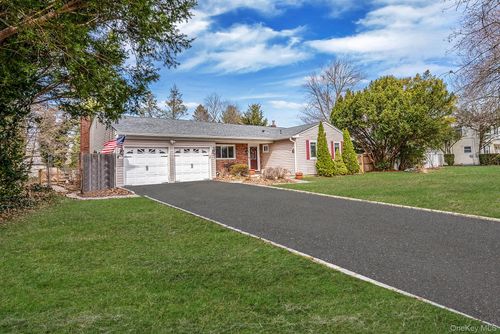 365 Clay Pitts Rd, East Northport, NY, 11731-3221 | Card Image