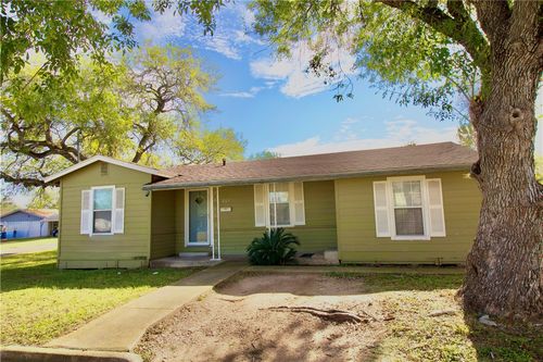 808 E Lott St, Beeville, TX, 78102-4147 | Card Image