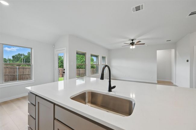 1401 Quail Creek Dr, House other with 3 bedrooms, 2 bathrooms and null parking in Cleburne TX | Image 7