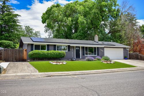 1088 N 5th St, Central Point, OR, 97502-1825 | Card Image