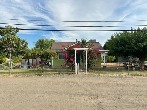 102 S Palm St, Woodlake, CA, 93286-1624 | Card Image