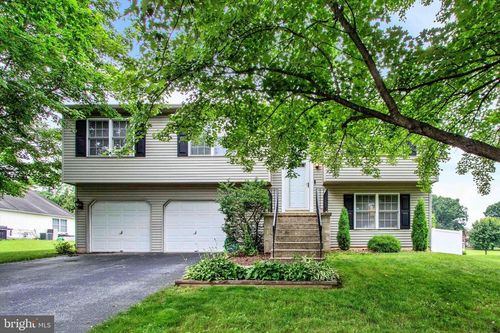 4 Dogwood Dr, WERNERSVILLE, PA, 19565-9458 | Card Image