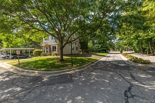 1570 Streamwood Ct, Rochester Hills, MI, 48309-3394 | Card Image