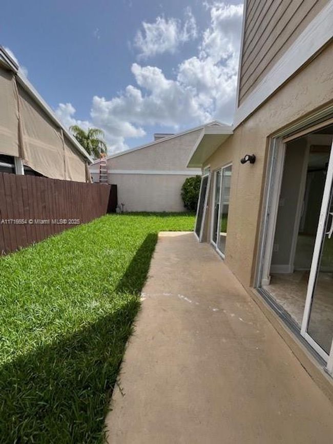 242 - 242 Sw 159 Th Way, House other with 3 bedrooms, 3 bathrooms and null parking in Sunrise FL | Image 5