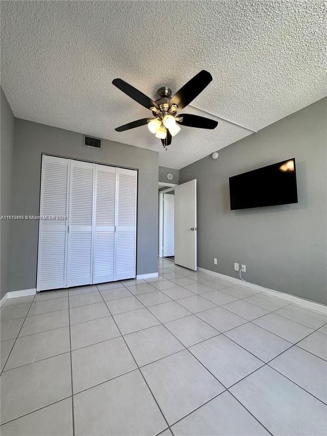 APT-1215 - 2500 Parkview Dr, Condo with 2 bedrooms, 2 bathrooms and null parking in Hallandale Beach FL | Image 19