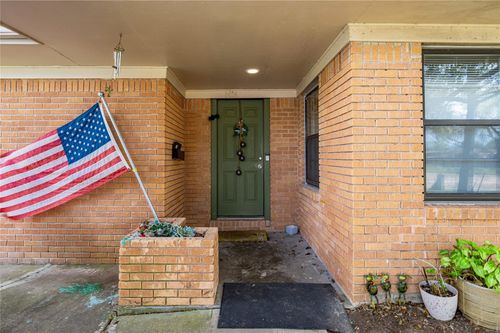 2428 9th St N, Texas City, TX, 77590-5504 | Card Image