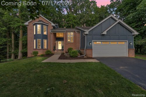 6081 Beachwood Dr, West Bloomfield, MI, 48324-1389 | Card Image