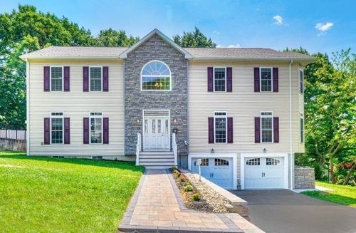 18 Grant Rd, Winchester, MA, 01890-1017 | Card Image