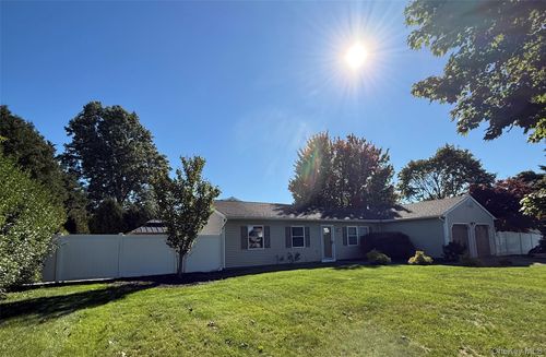2 Michael Ave, Bellport, NY, 11713-1105 | Card Image