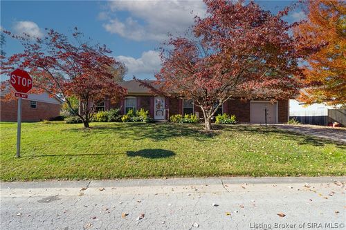 901 Dogwood Rd, Jeffersonville, IN, 47130-5421 | Card Image