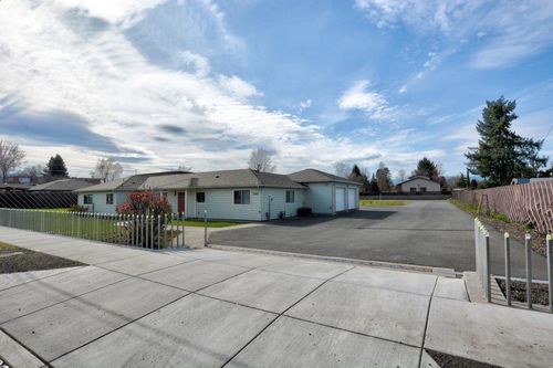 1225 Corona Ave, Medford, OR, 97504-4622 | Card Image