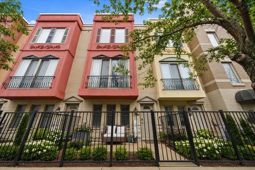 527 Peoria St, Chicago, IL, 60642-6741 | Card Image