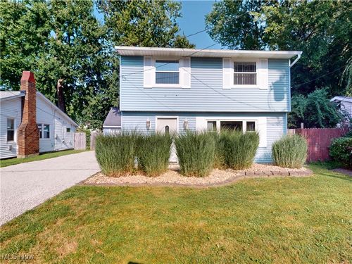 5707 Ivy Dr, Mentor-on-the-Lake, OH, 44060-2716 | Card Image