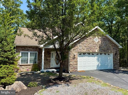 231 Country Club Dr, Hazleton, PA, 18202-9166 | Card Image