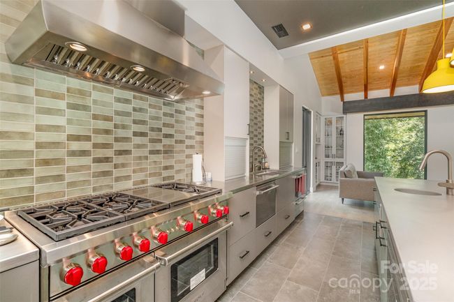 Wolf cooking range and microwave | Image 12