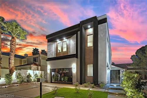 2818 Queens Courtyard Dr, Las Vegas, NV, 89109-1561 | Card Image