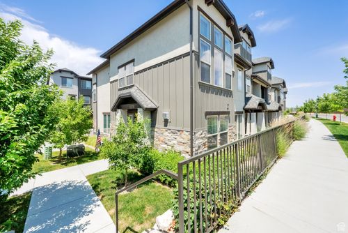 10376 S Beetdigger Blvd, Sandy, UT, 84070-1345 | Card Image
