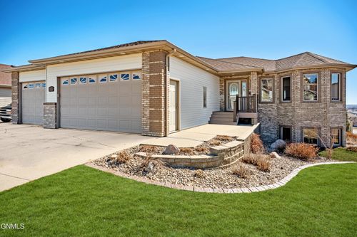 3101 Sleepy Hollow Loop, Bismarck, ND, 58501-7720 | Card Image