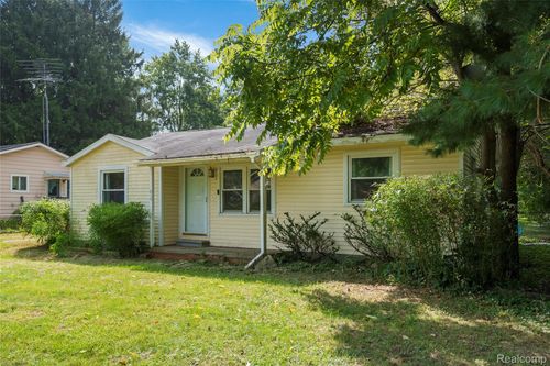 213 Pulford St, Howell, MI, 48843-2648 | Card Image
