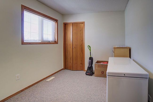 216 48 Avenue W, Home with 2 bedrooms, 2 bathrooms and 2 parking in Claresholm AB | Image 13
