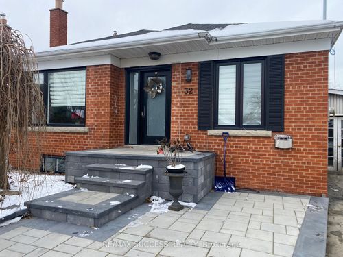 bsmt-32 Billingham Rd, Etobicoke, ON, M9B3X1 | Card Image