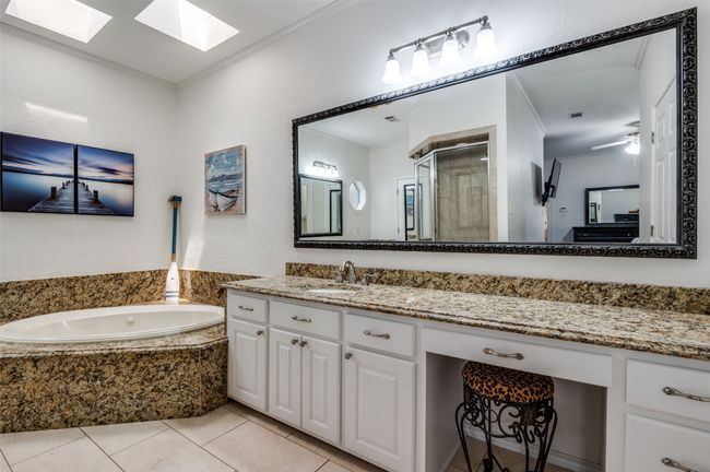 Primary bath has dual vanities, jetted tub, separate shower, walkin closet | Image 19