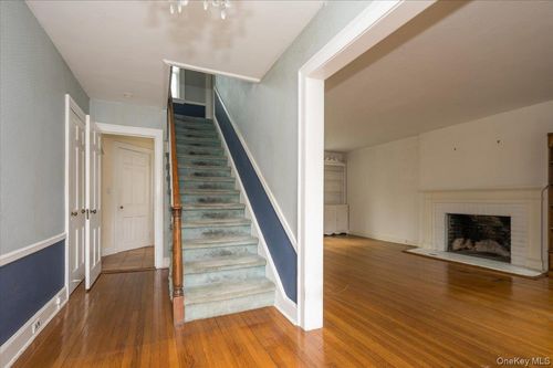1 Edna Pl, New Rochelle, NY, 10804-2515 | Card Image