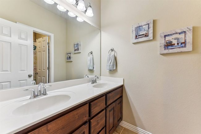 Full guest bathroom shared by 2 guest bedrooms | Image 24