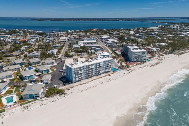 UNIT-204 - 5300 Gulf Dr, Condo with 2 bedrooms, 2 bathrooms and null parking in Holmes Beach FL | Image 4