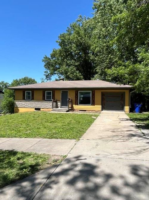 8958 E 54th St, Raytown, MO, 64133-2747 | Card Image