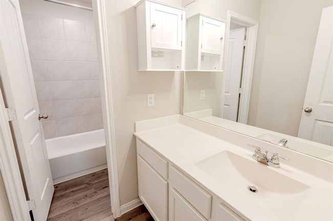 Secondary bath with privacy for shower | Image 28