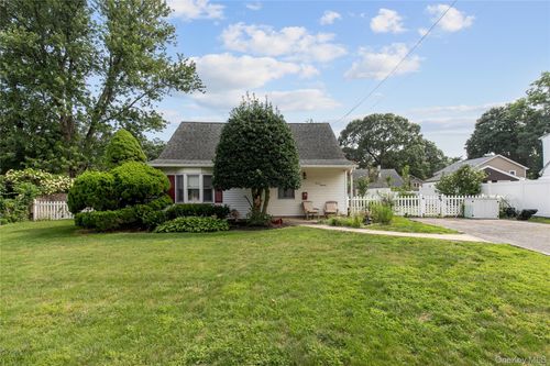 713 Wren Ct, West Hempstead, NY, 11552-3815 | Card Image